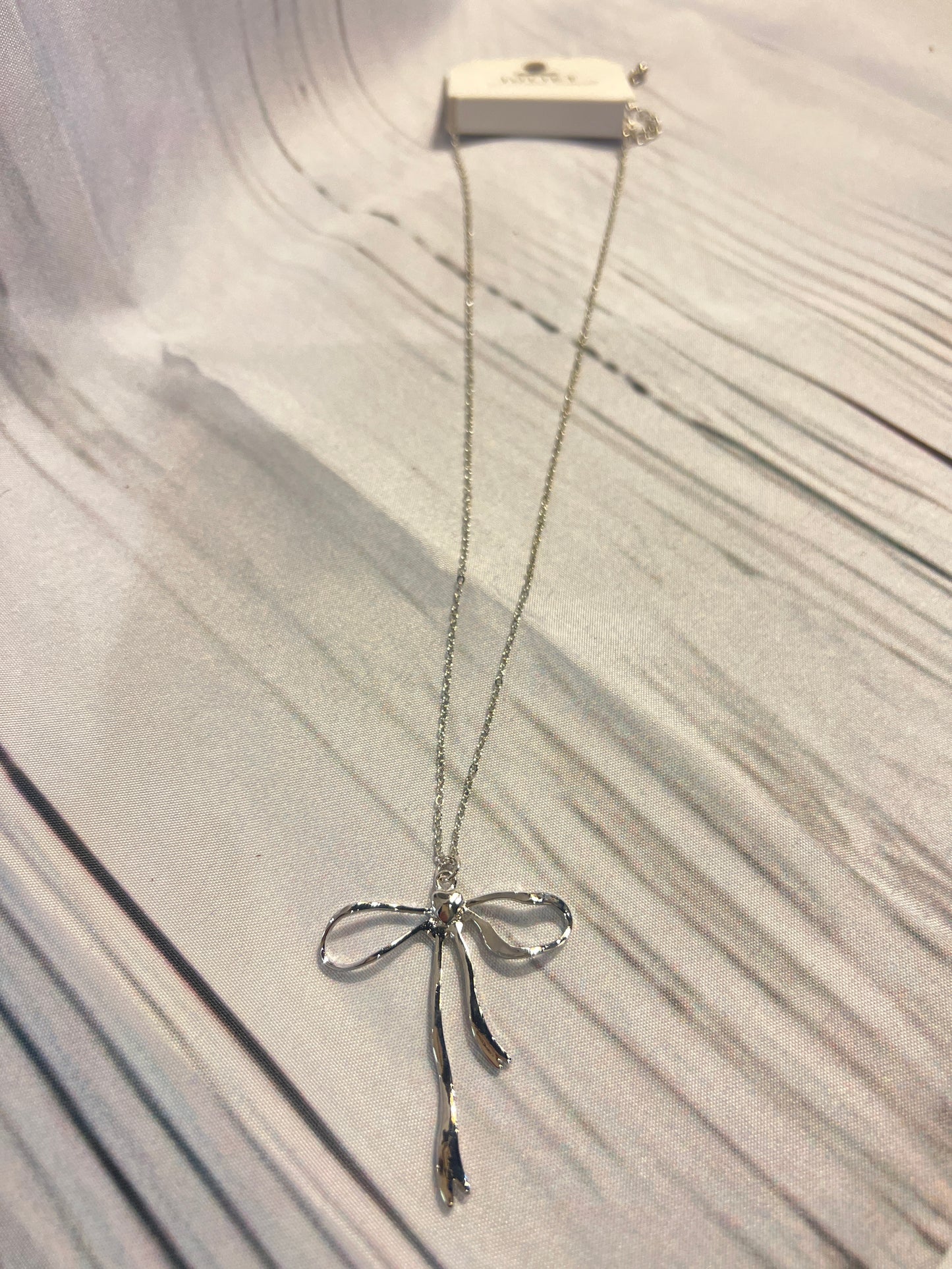Trendy silver bow necklace | JULIET
