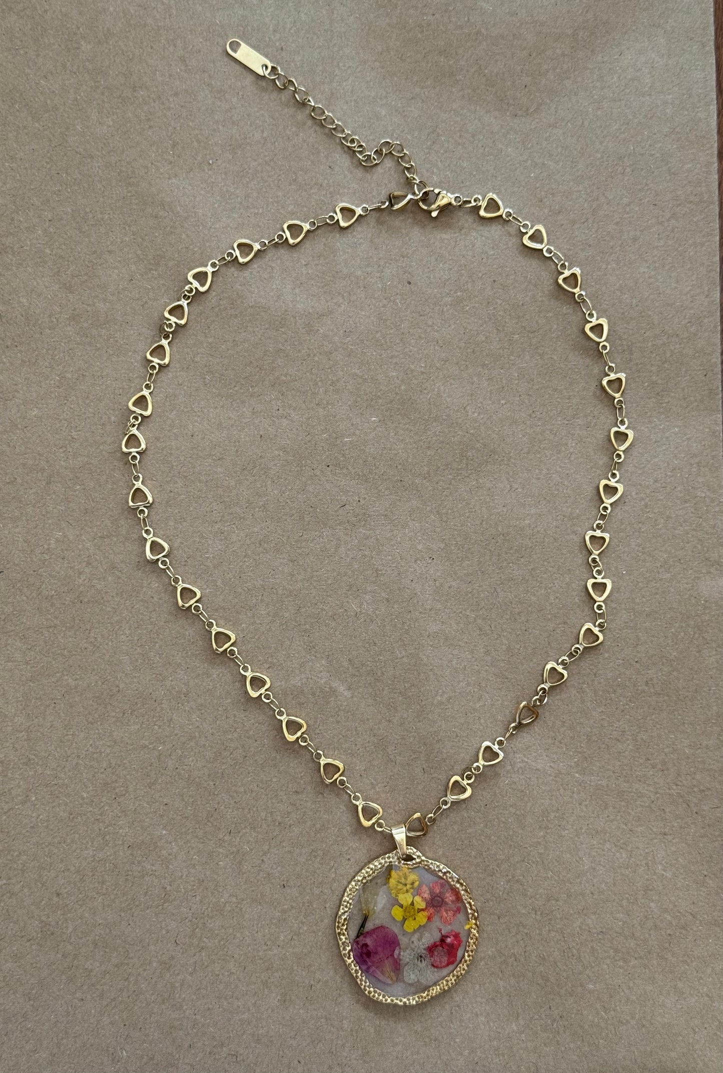 J36 Dried Flower Acrylic Pendant Necklace with Tiny Heart Chain Links