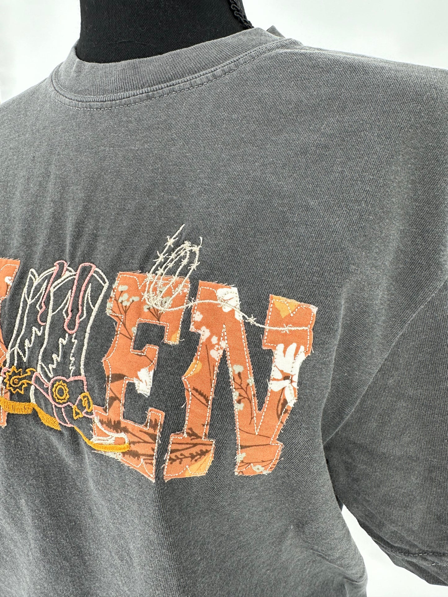 Gray Vintage wash Wallen Appliqué Tee