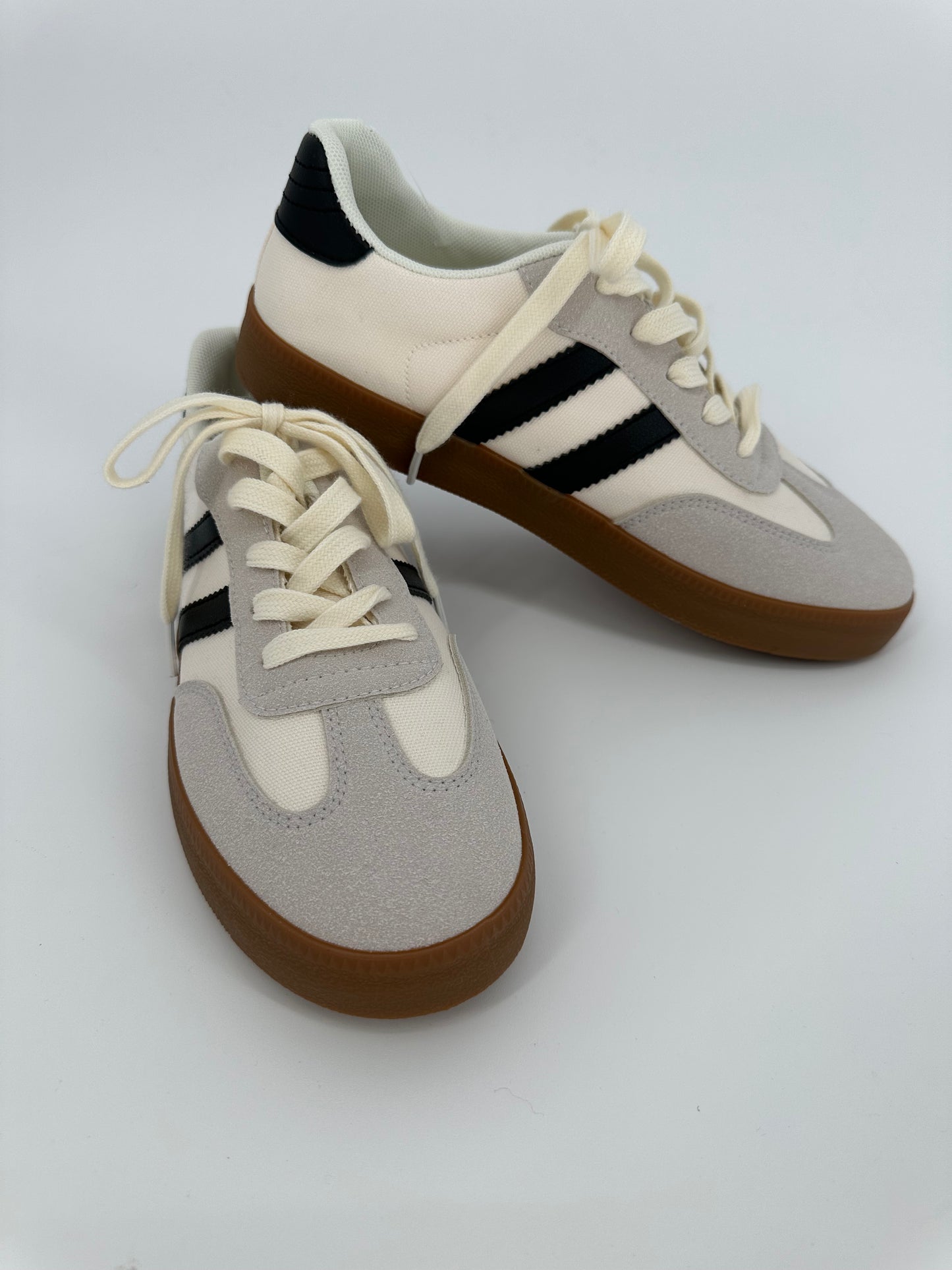 White Sneaker with Black Stripes and Trendy Sole
