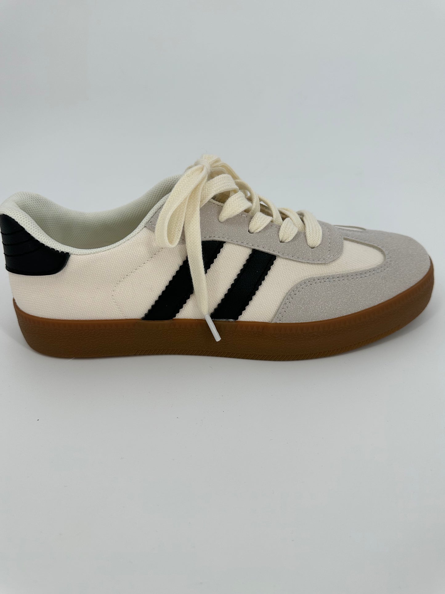 White Sneaker with Black Stripes and Trendy Sole