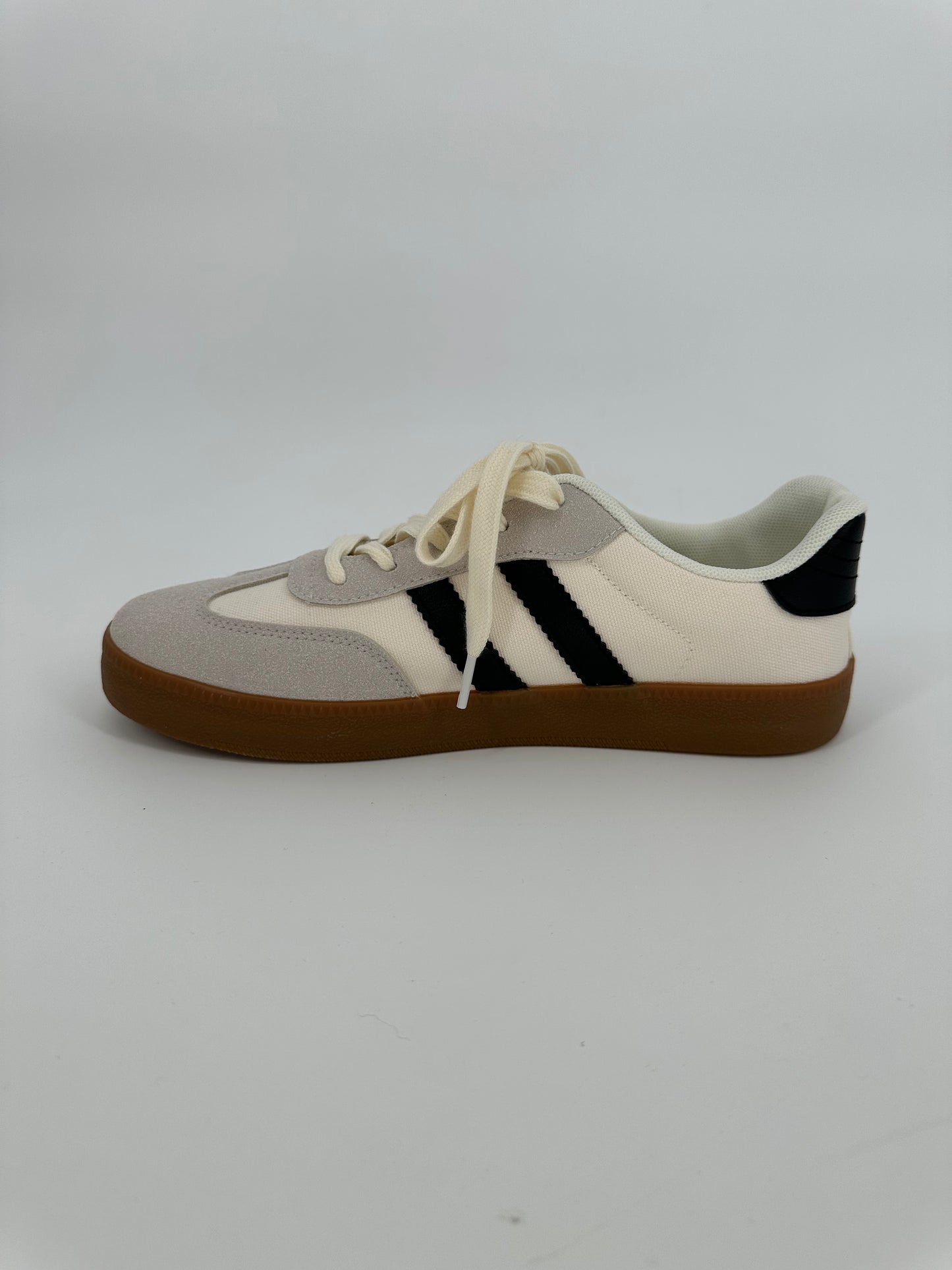 White Sneaker with Black Stripes and Trendy Sole