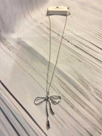 Trendy silver bow necklace | JULIET