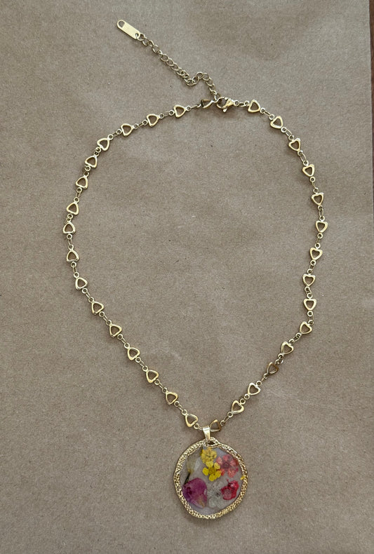 J36 Dried Flower Acrylic Pendant Necklace with Tiny Heart Chain Links