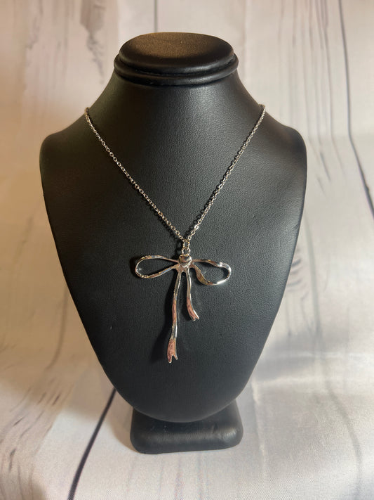 Trendy silver bow necklace | JULIET