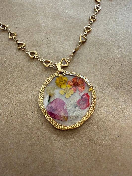J36 Dried Flower Acrylic Pendant Necklace with Tiny Heart Chain Links