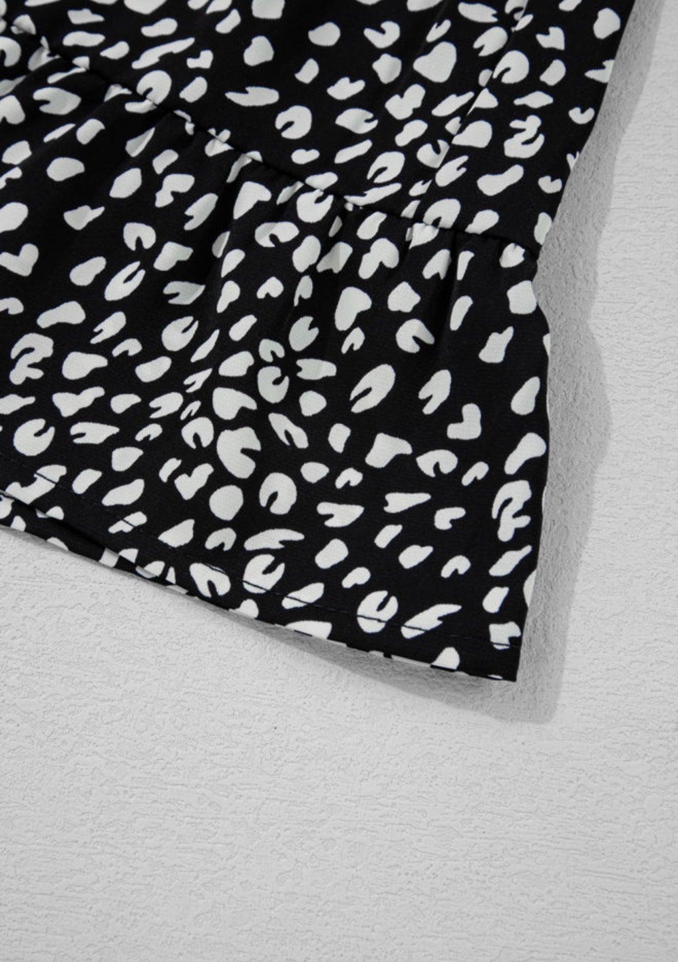 PP28 Black and White Pebble Print Tiered Flowy Top with short Ruffle Trim Sleeves