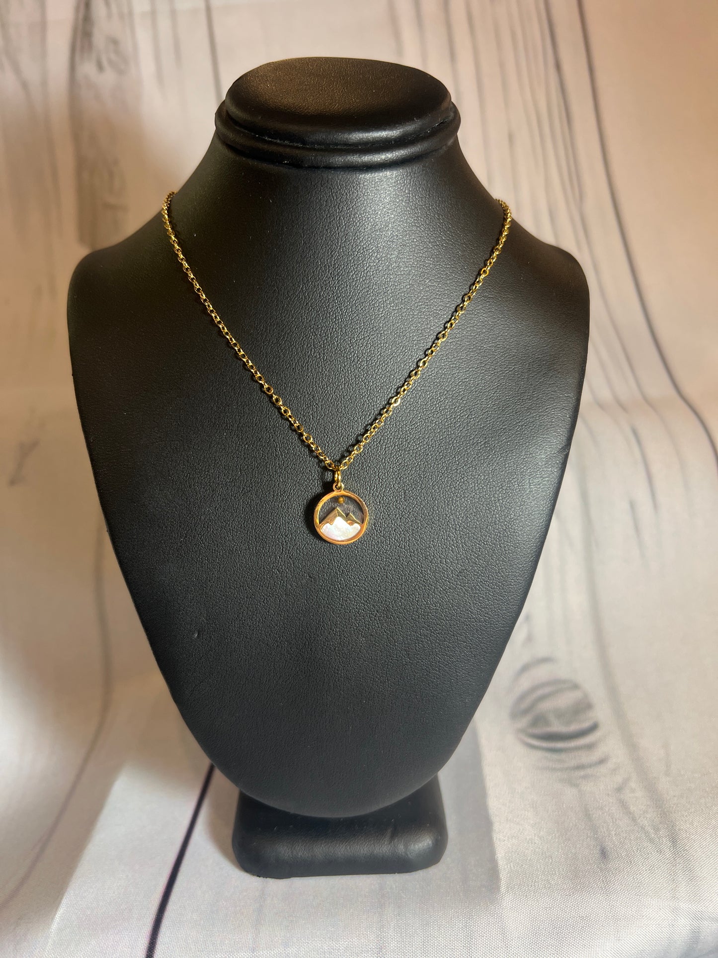 Mountain white necklace