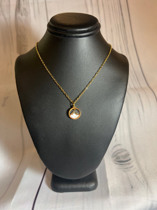 Mountain white necklace